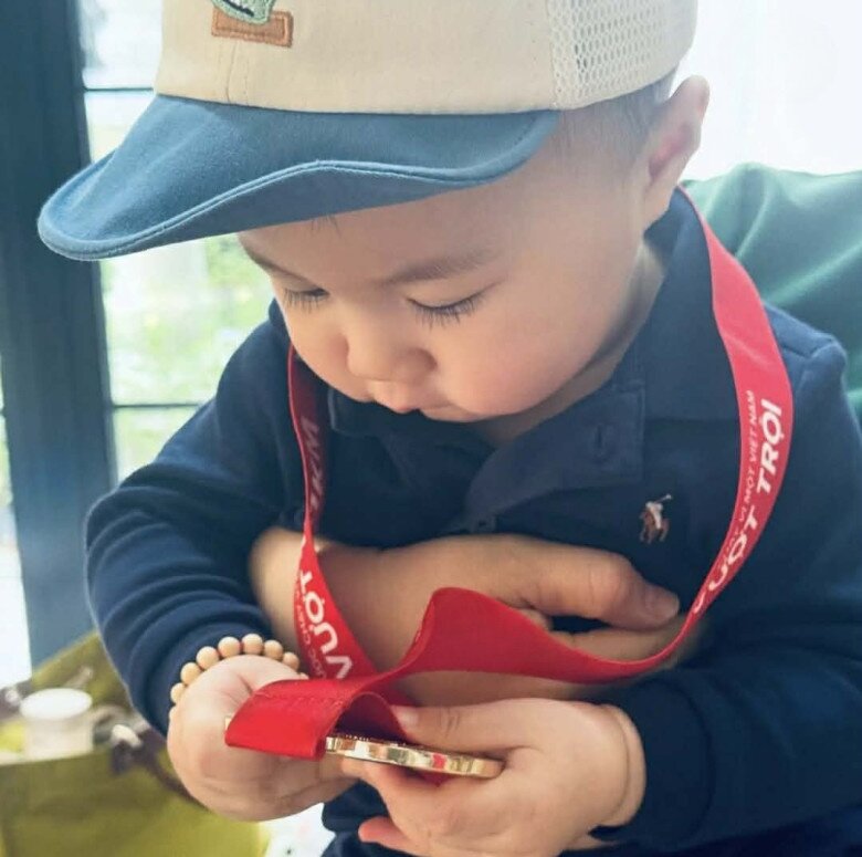 Qua góc nghiêng, con trai Diễm My 9X được khen tuấn tú giống hệt bố.