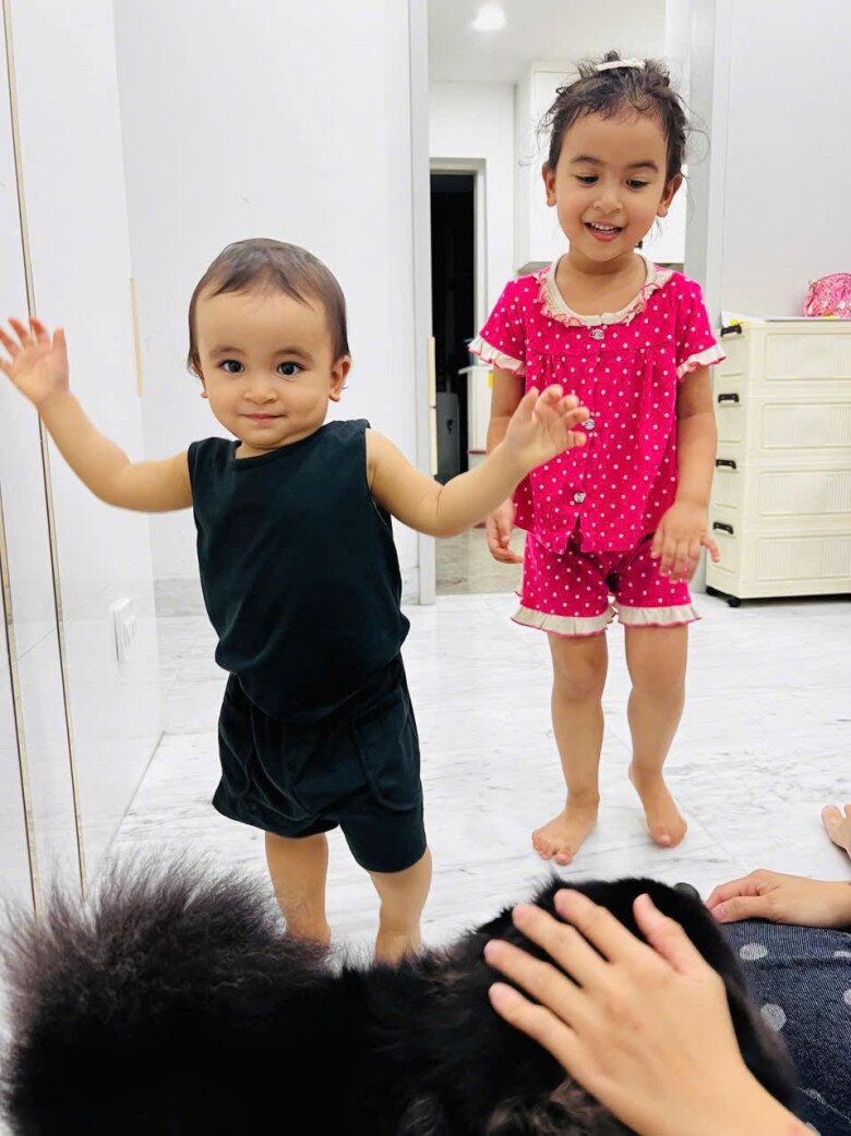 Bé Moon và Milo ngày càng đáng yêu.