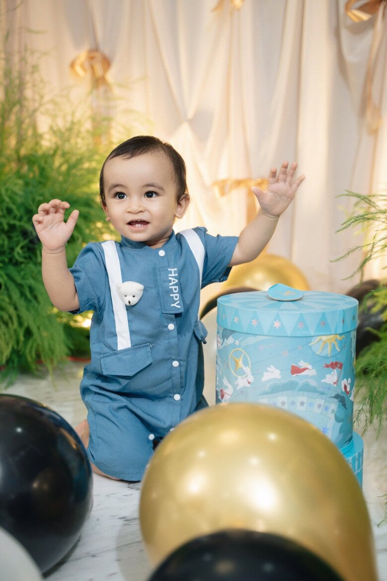 Quý tử Võ Hạ Trâm ngày càng đáng yêu, được khen ngợi là em bé hiếu động, thông minh.