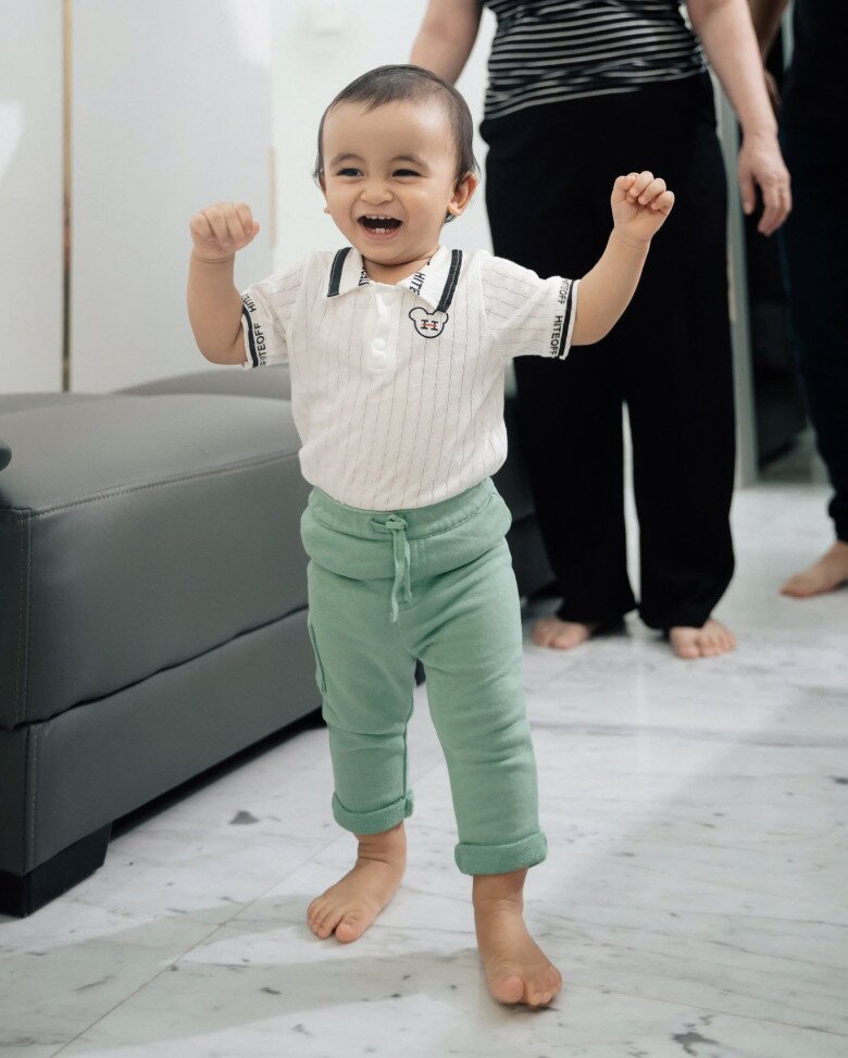 Bé Milo đang trong độ tuổi tập đi, tập nói.