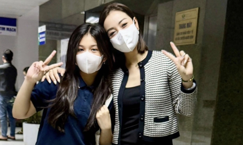 Jennifer Phạm cùng con gái tham gia thiện nguyện.