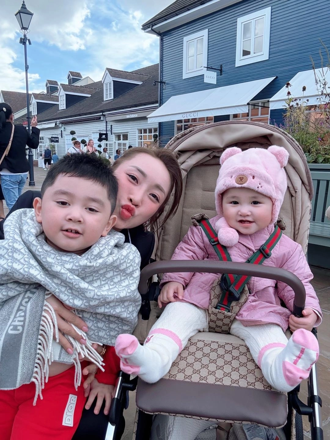 Lý Thùy Chang chăm chút quần áo cho các con.