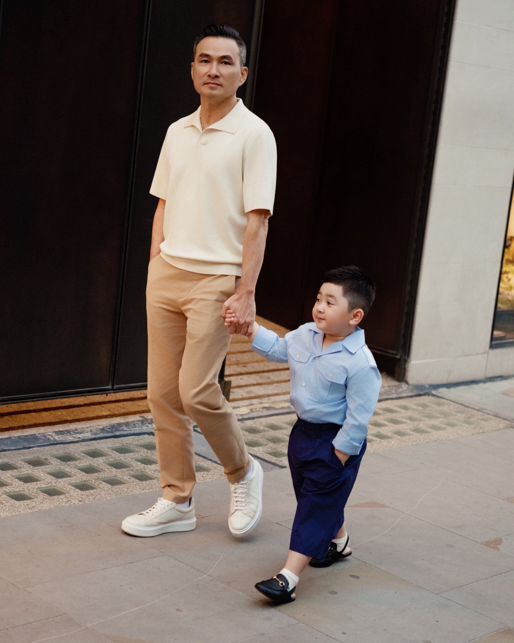 Con trai Chi Bảo chuẩn thiếu gia, quần áo từ đầu tới chân toàn là đồ hiệu.