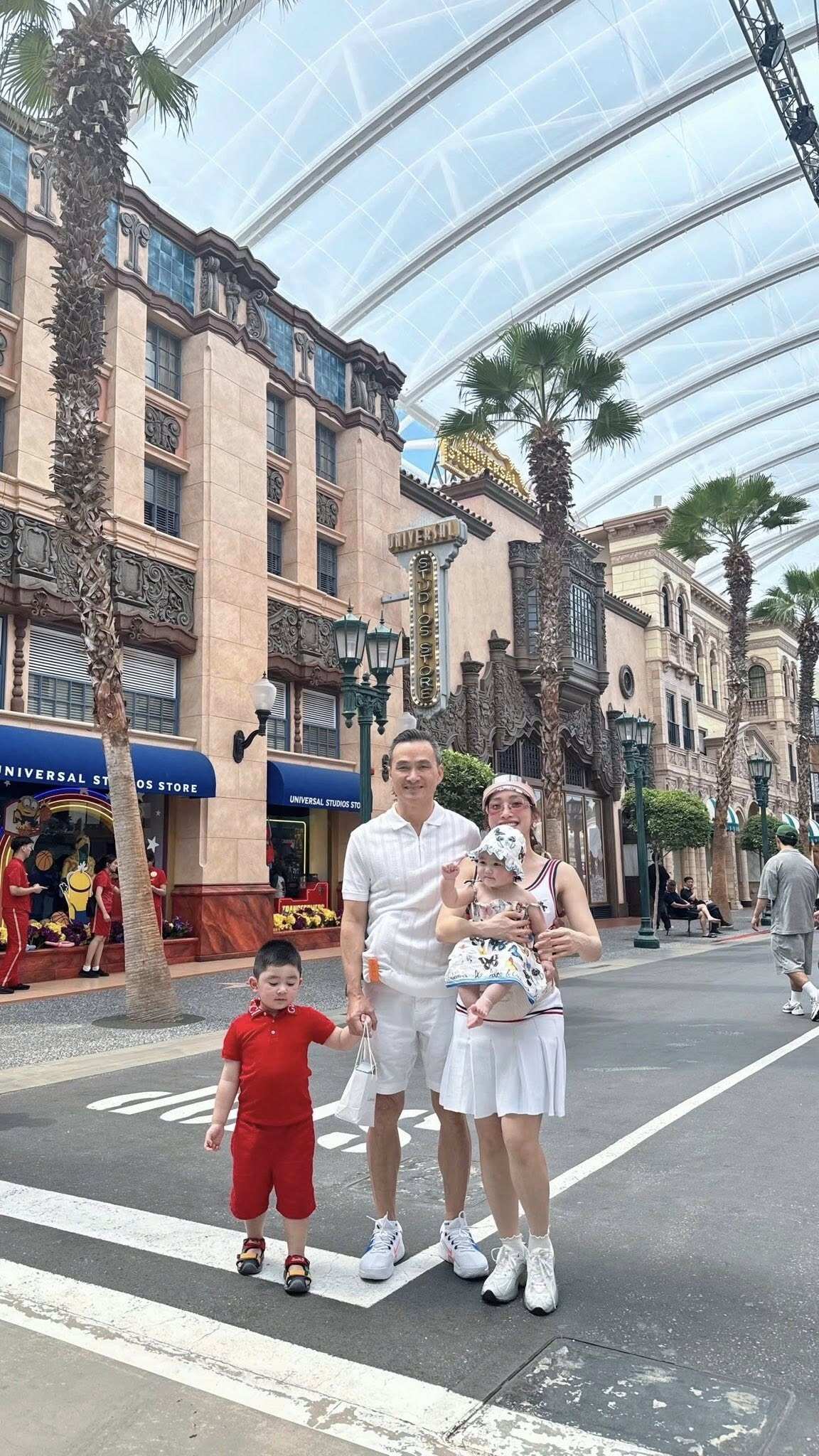 Vợ chồng Chi Bảo thường xuyên đưa 2 con đi du lịch ở nhiều quốc gia.