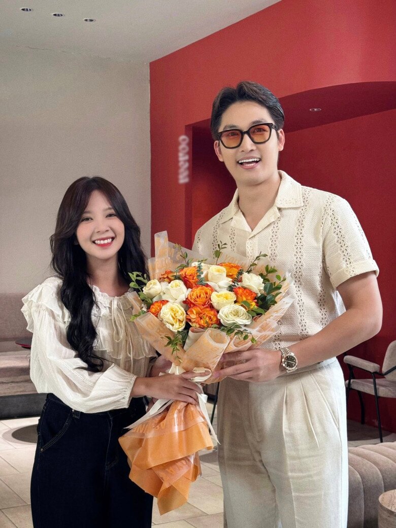 Sau khi công khai, cặp sao thoải mái thể hiện tình cảm.