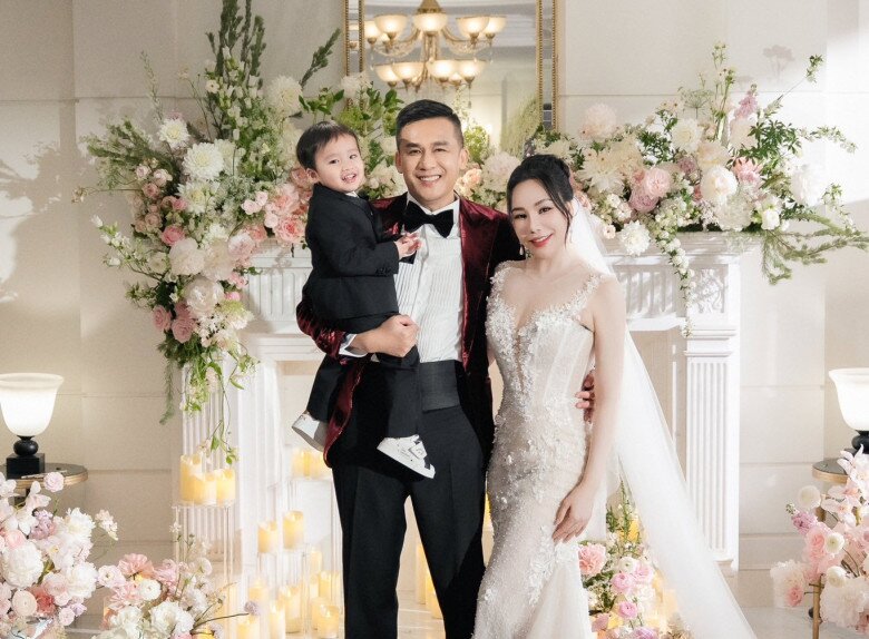 Ca sĩ Hồ Quỳnh Hương công khai con trai đầu lòng trong đám cưới với chồng doanh nhân.