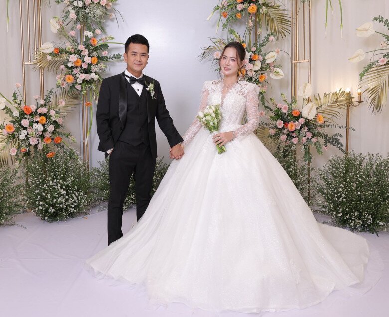 Bé An Hùng Thuận tổ chức đám cưới với bà xã là người ngoài ngành showbiz.