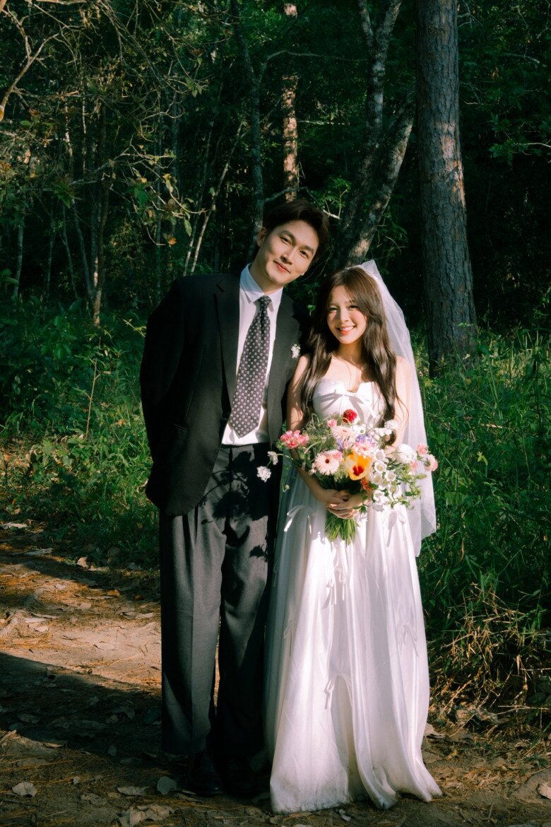 Cặp đôi thực hiện nhiều bộ ảnh cưới chuẩn bị cho hôn lễ.