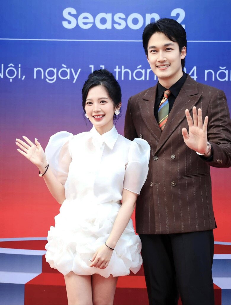 Sau khi công khai, cặp sao thoải mái thể hiện tình cảm.