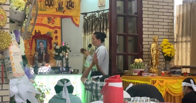 Gia đình cố nghệ sĩ thực hiện nghi thức cúng bái.