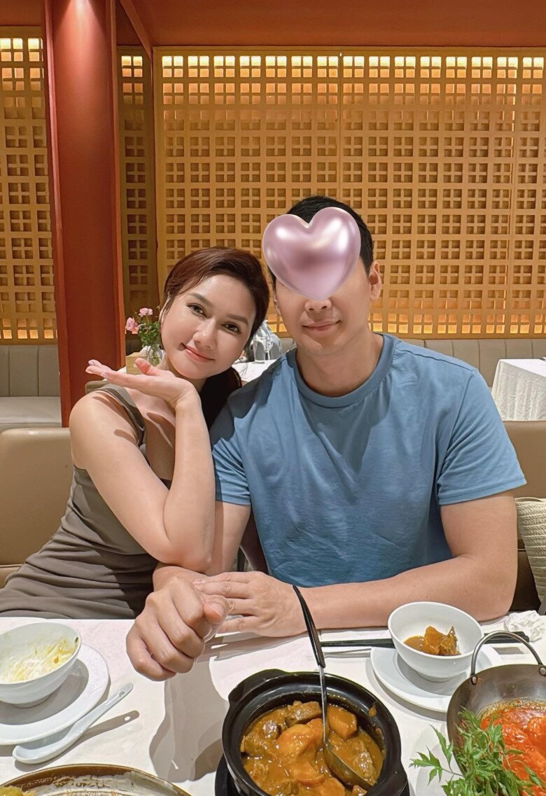 Nữ diễn viên khéo léo chọn góc chụp, chỉ khoe một phần gương mặt.