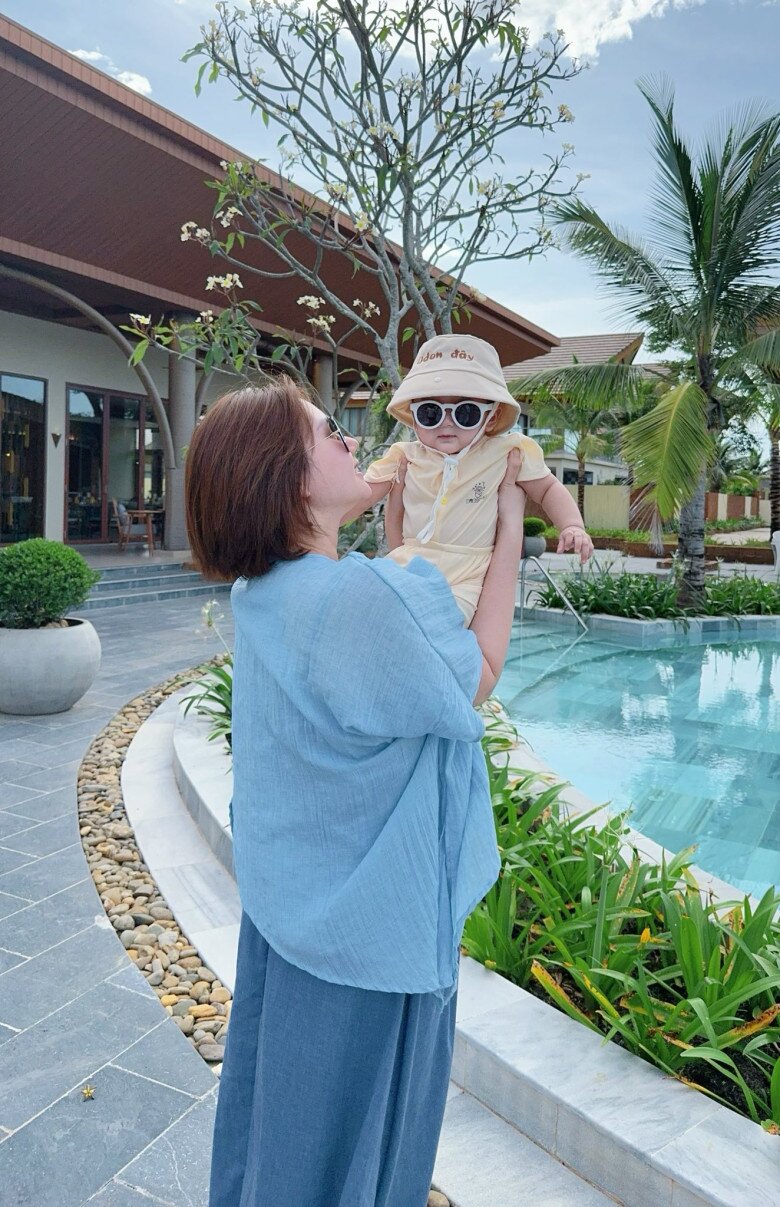 Nhóc tì thường được bố mẹ đưa đi du lịch.