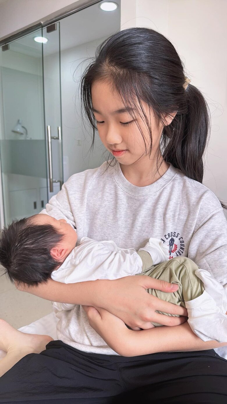 Khoảnh khắc con gái Hương Giang bế bồng em trai.