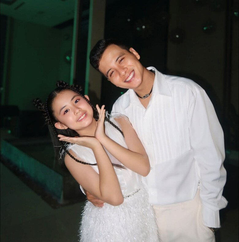 Bé Grammy có nhiều khoảnh khắc nhí nhố bên bố dượng.