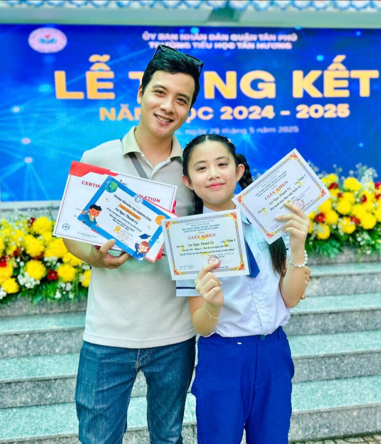 Tháng 5/2025 vừa qua, chồng nữ diễn viên dự lễ tổng kết của ái nữ.