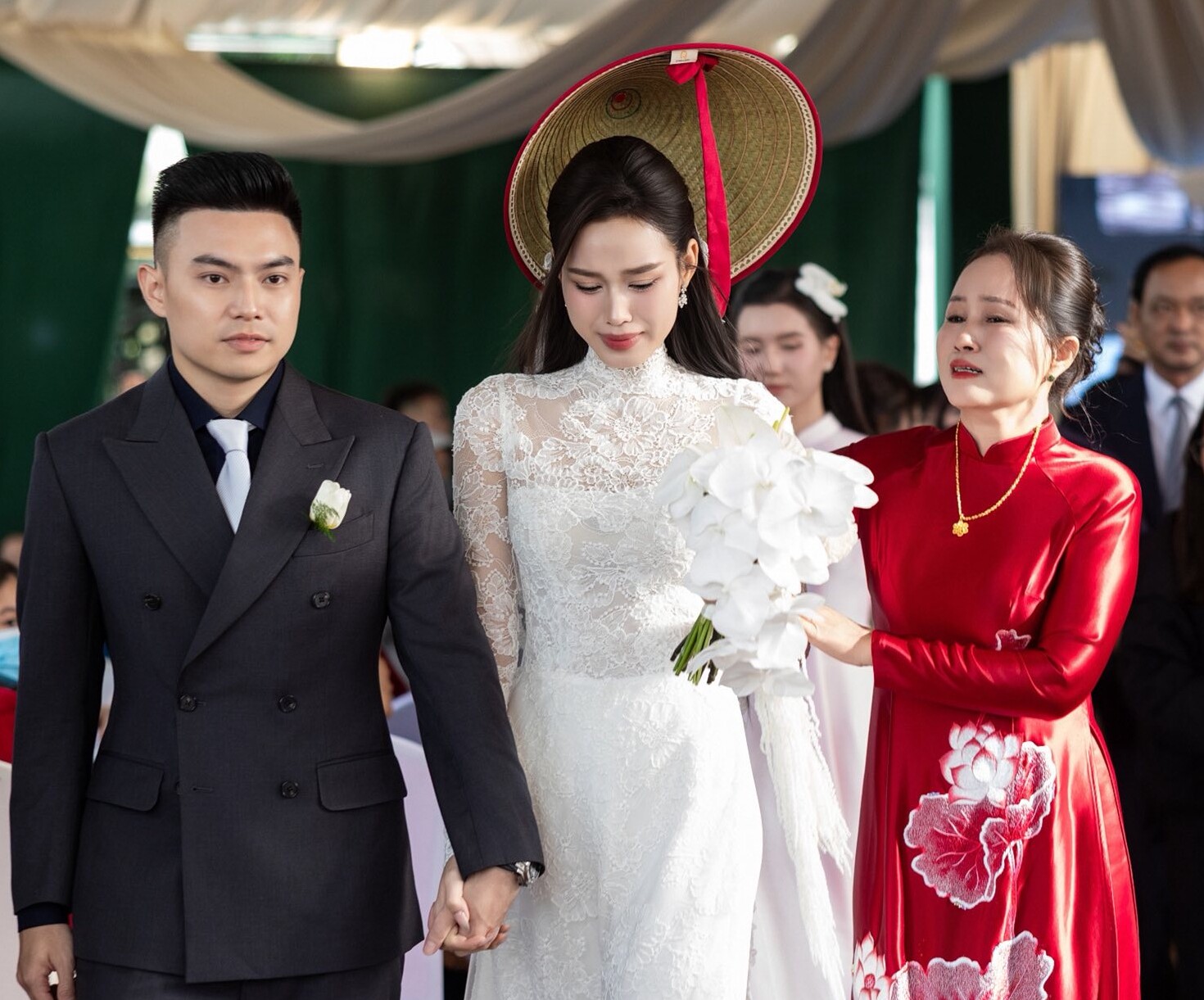 Mẹ ruột Đỗ Thị Hà xúc động khi đưa con dâu ra xe về nhà chồng.