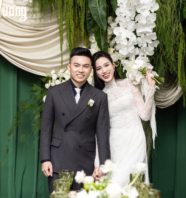 Cô dâu - chú rể cười rạng rỡ trong lễ vu quy.