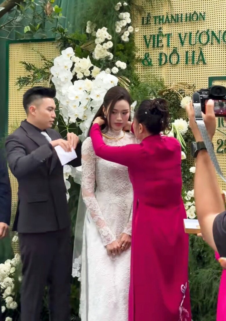 Cô dâu được mẹ chồng tặng vàng.