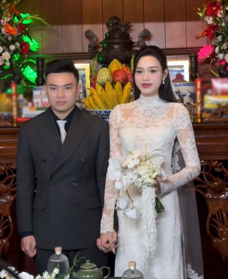 Đỗ Thị Hà và thiếu gia Viết Vương thực hiện nghi thức lễ gia tiên.