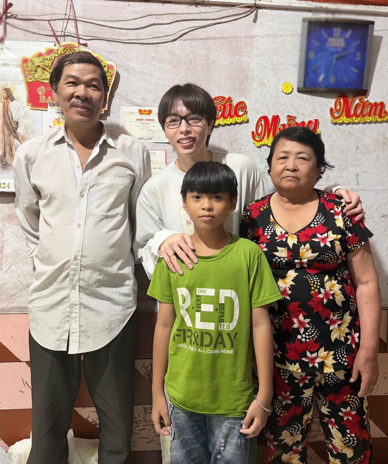 Ca sĩ Đức Phúc chụp ảnh cùng gia đình ông Sơn.