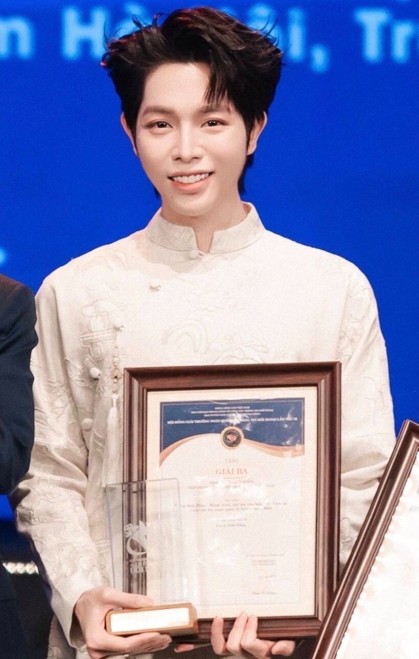 Nam ca sĩ được khen ngợi thành công khi sự nghiệp lẫn ngoại hình đều thăng hạng.