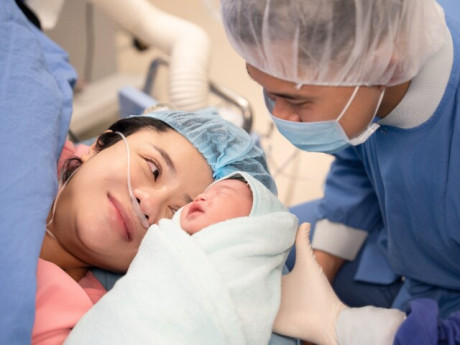 Thái Trinh sinh con đầu lòng sau 1 năm kết hôn, bật khóc nhìn "tiểu công chúa" nằm ngoan trong vòng tay bố