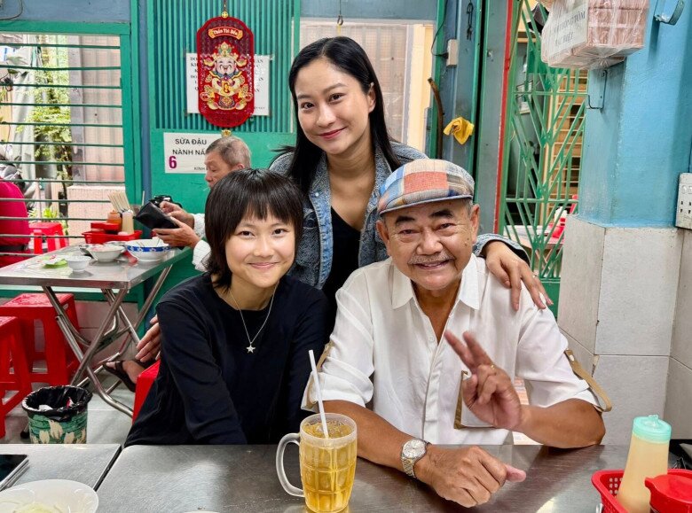 Chân Chân - vợ hiện tại của Việt Anh thân thiết chụp ảnh cùng con riêng của chồng.