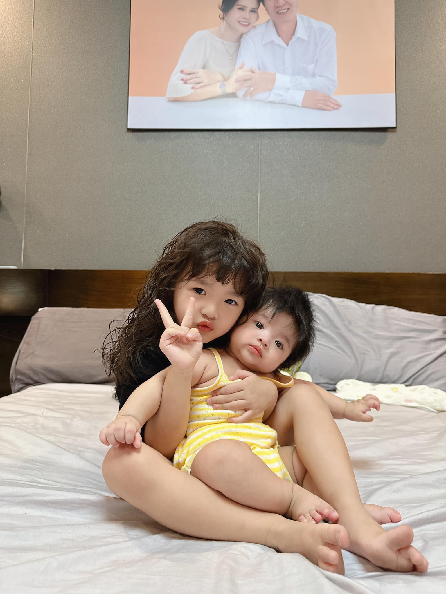 Bé Winnie - và Hannie đều được nhận xét là bản sao của bố.