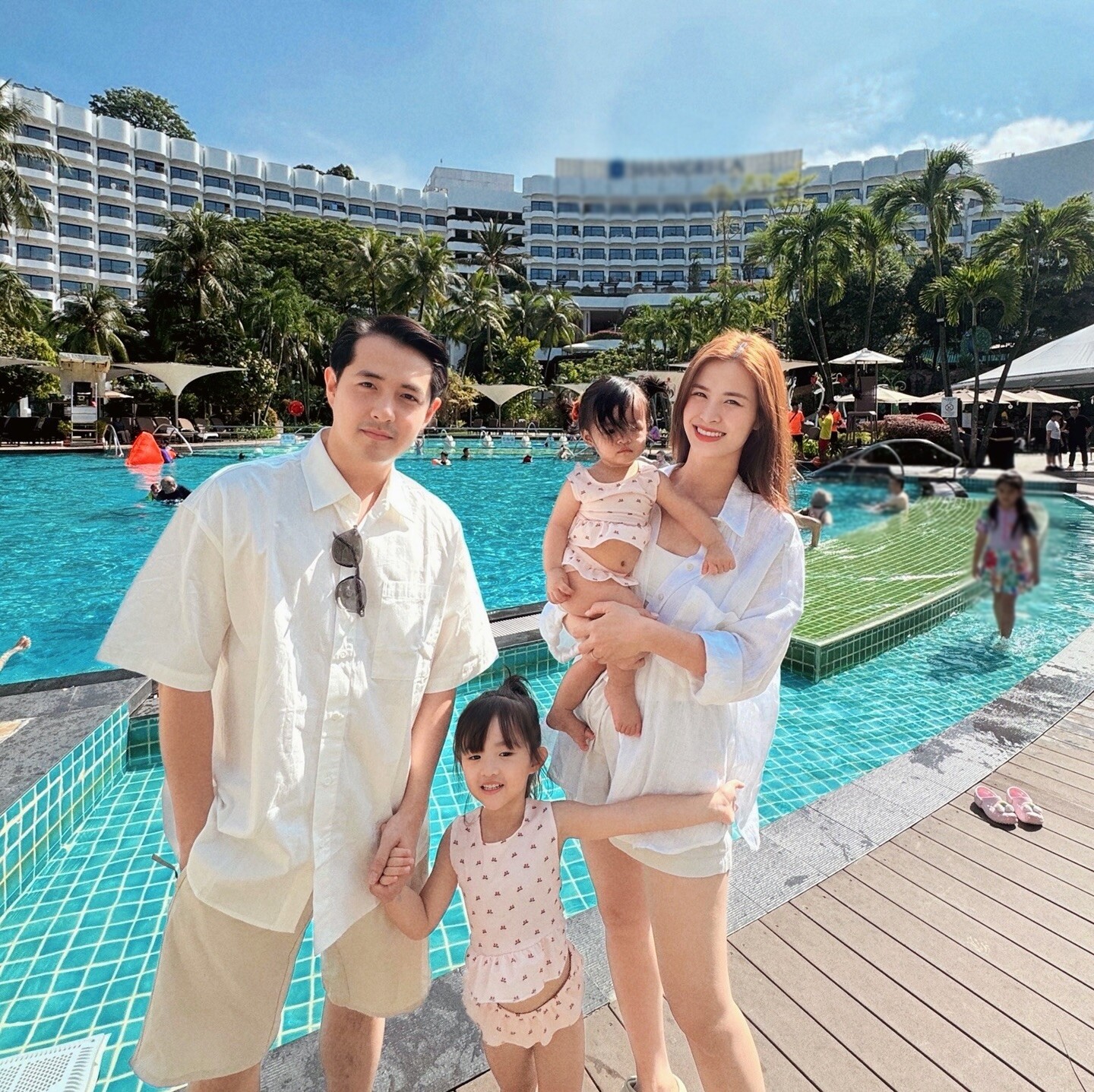 Cả 2 thường xuyên đưa 2 con đi du lịch.