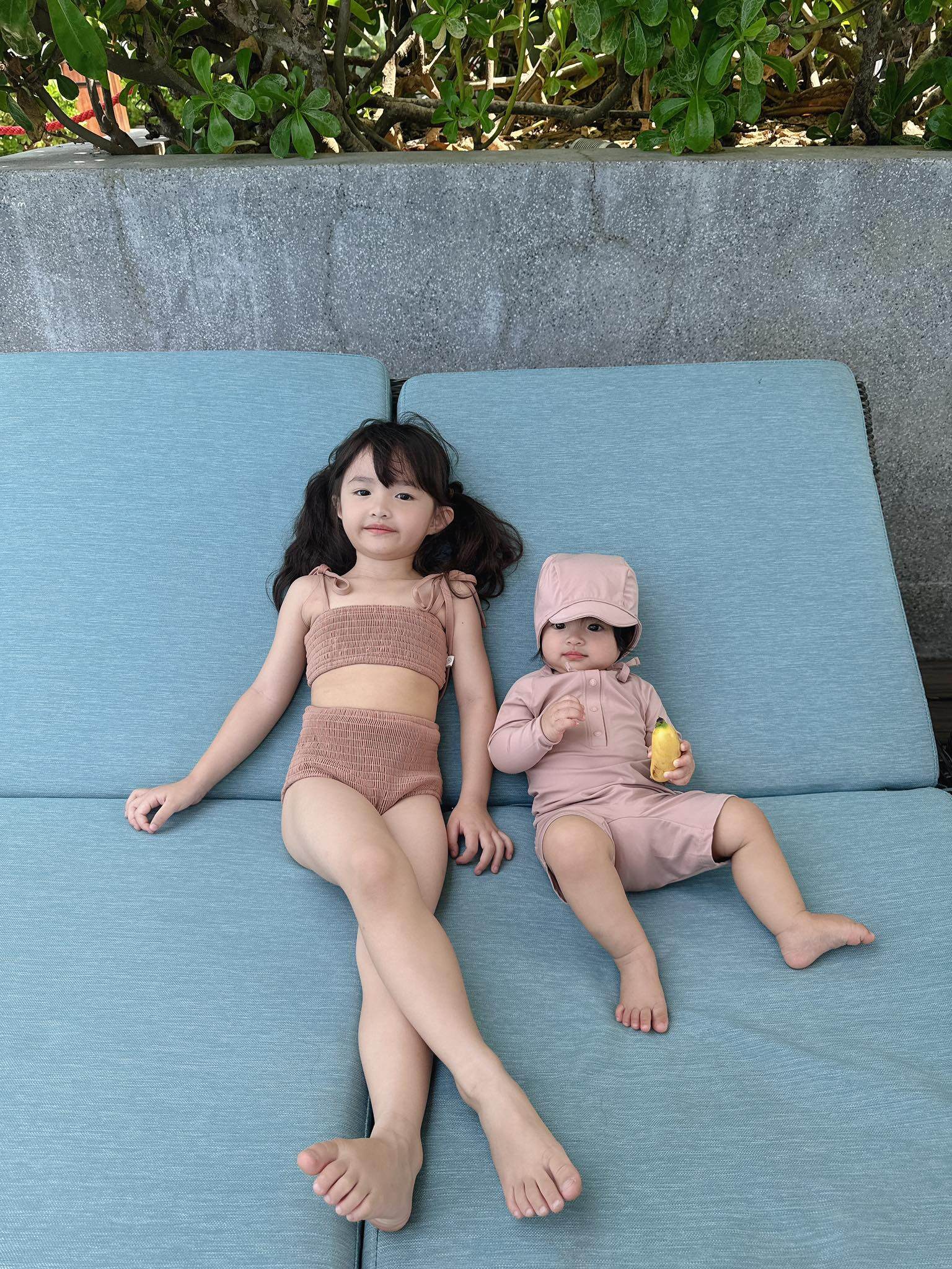 Đông Nhi được khen khéo đẻ vì có 2 con gái xinh xắn.