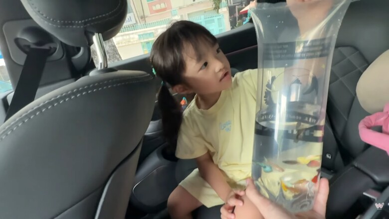 Con gái Đông Nhi ngồi xe sang để đi mua cá cảnh.