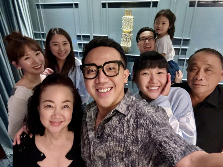 Đại gia đình nam MC có quan hệ thân thiết.