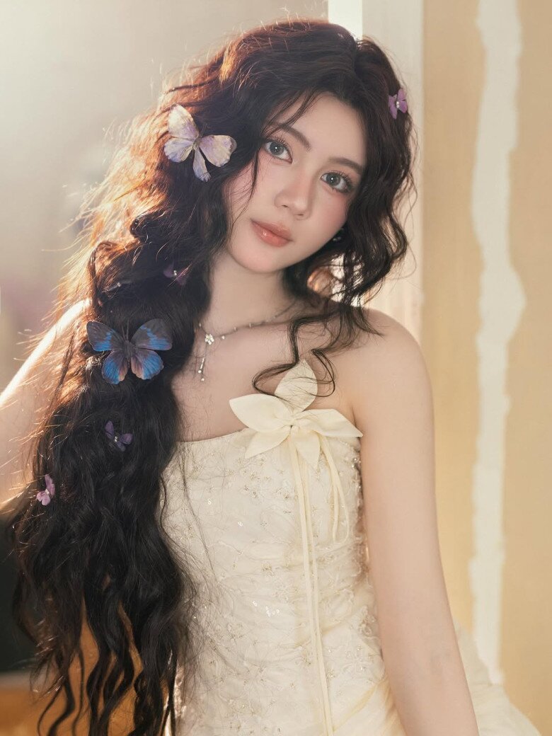 Vẻ đẹp ở tuổi 17 của con gái Quyền Linh khiến nhiều người xuýt xoa.