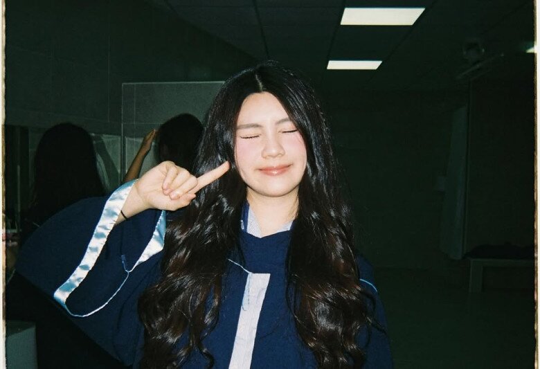 Hạt Dẻ đẹp rạng ngời khi diện áo tốt nghiệp.