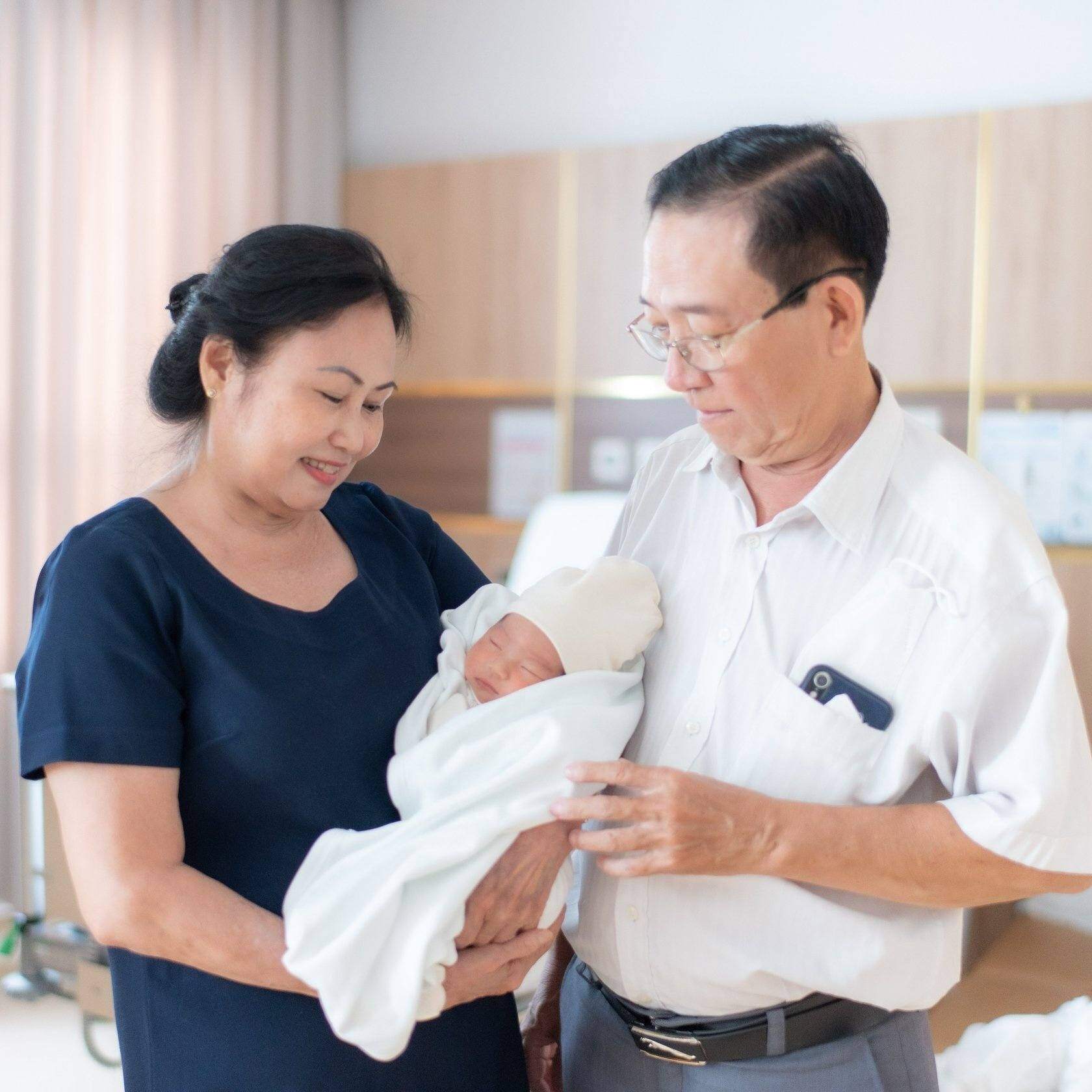 Bố mẹ chồng HHen Niê yêu chiều cháu nội.