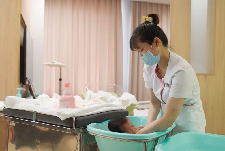 Con gái HHen Niê có đội ngũ y tá, hộ lý chăm sóc riêng.