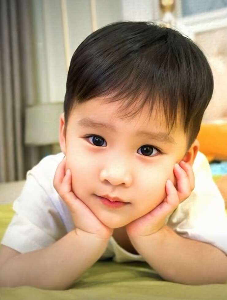 Bé Táo được khen có ngoại tình tuấn tú, đốn tim người xem.