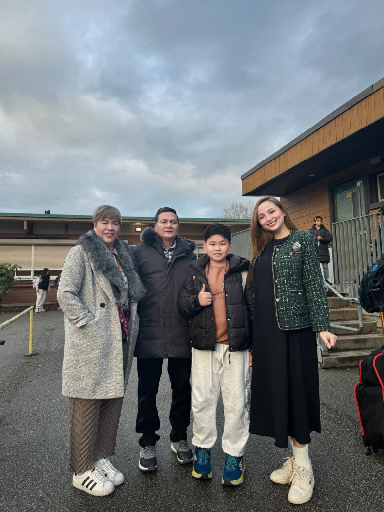 Bố mẹ nàng hậu sang Canada để đón cháu ngoại.