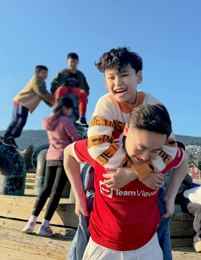 Bé Noah quấn quýt, thân thiết với bố dượng.