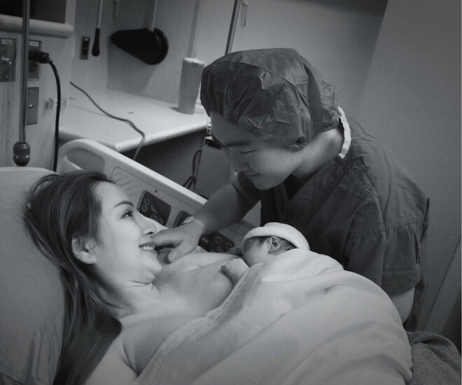 Khoảnh khắc Diễm Hương da kề da với con.