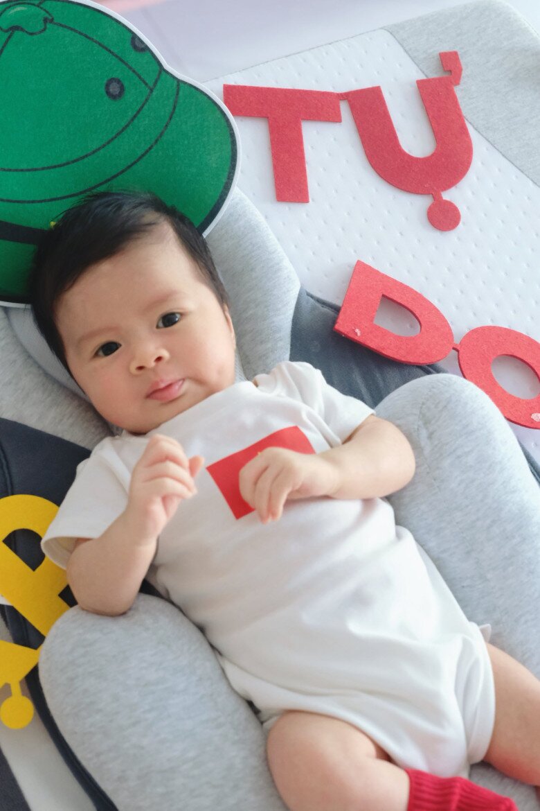 Ngọc Hân chăm khoe ảnh đầu đời của con trai.