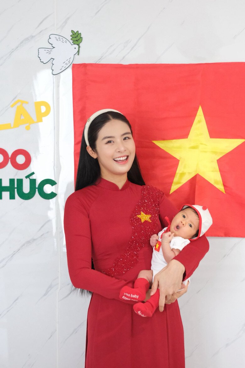Hoa hậu Ngọc Hân bế con tổ chức sinh nhật cho chồng, quý tử 1 tháng tuổi hưởng gen mũi cao của bố - 8