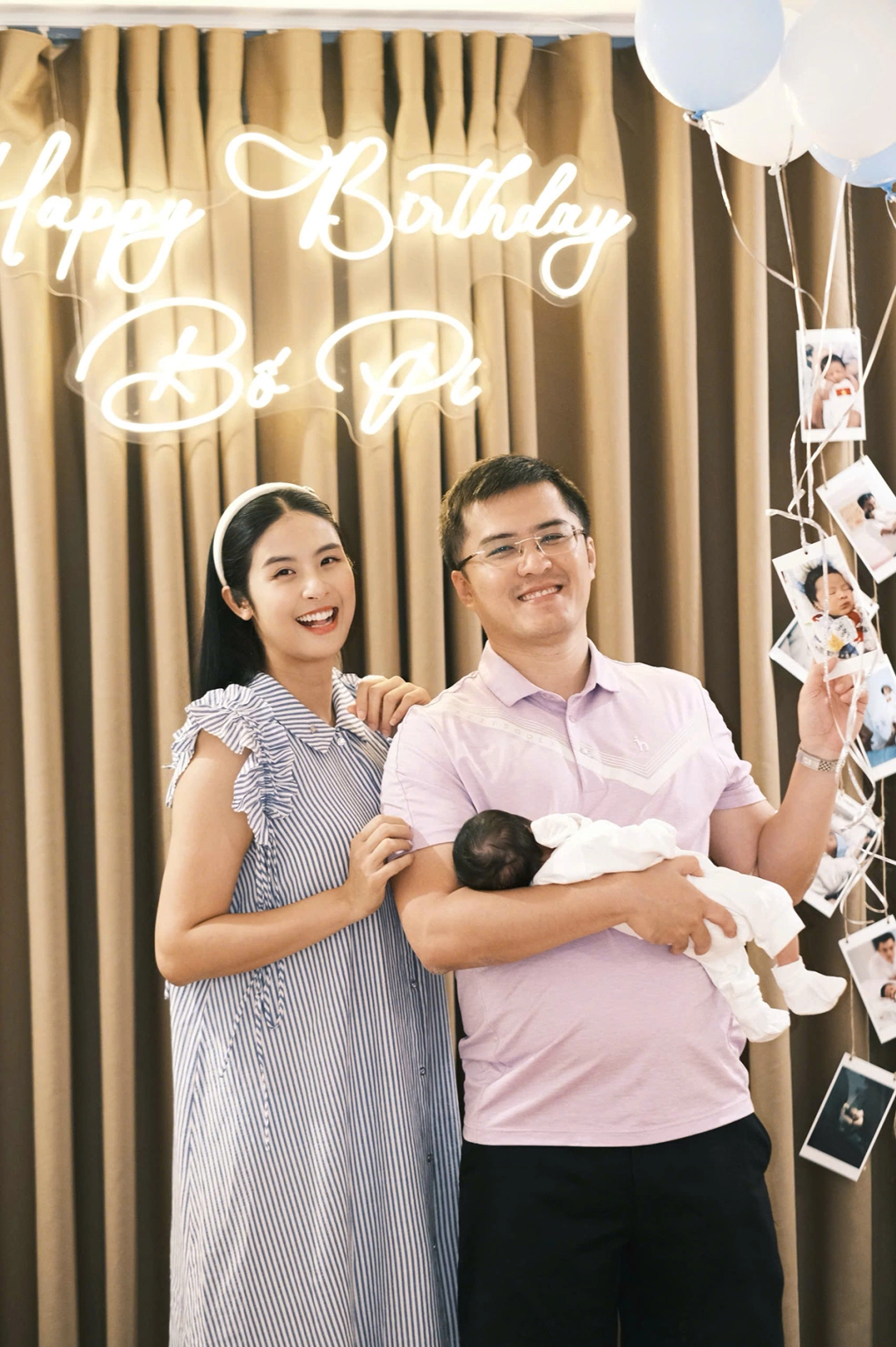 Anh Phú Đạt - ông xã Ngọc Hân hạnh phúc khi nhìn thấy món quà của vợ.