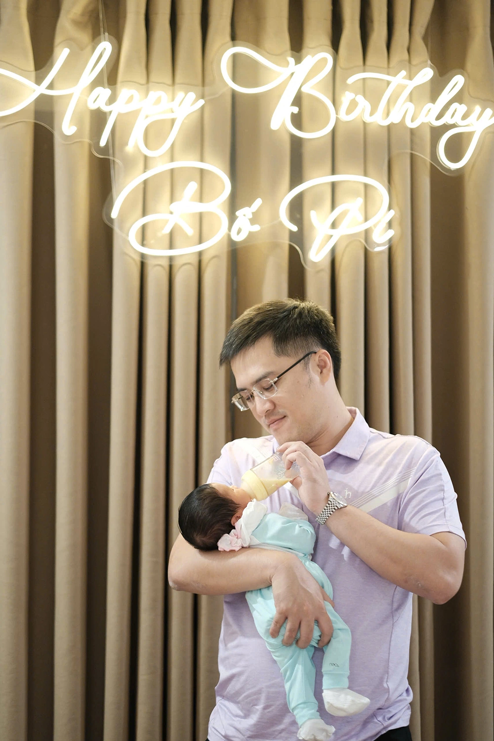 Chồng Ngọc Hân được khen khéo léo khi chăm sóc quý tử.