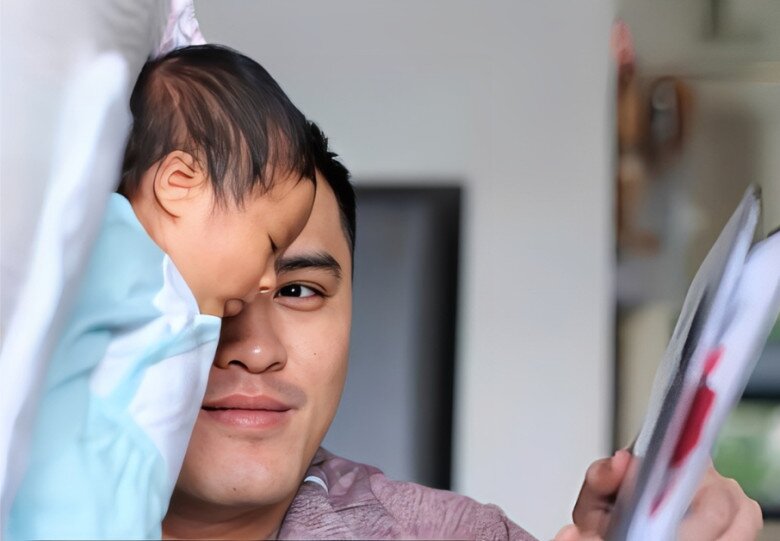 Bé Pi được nhận xét nhặt hết vẻ điển trai của bố.