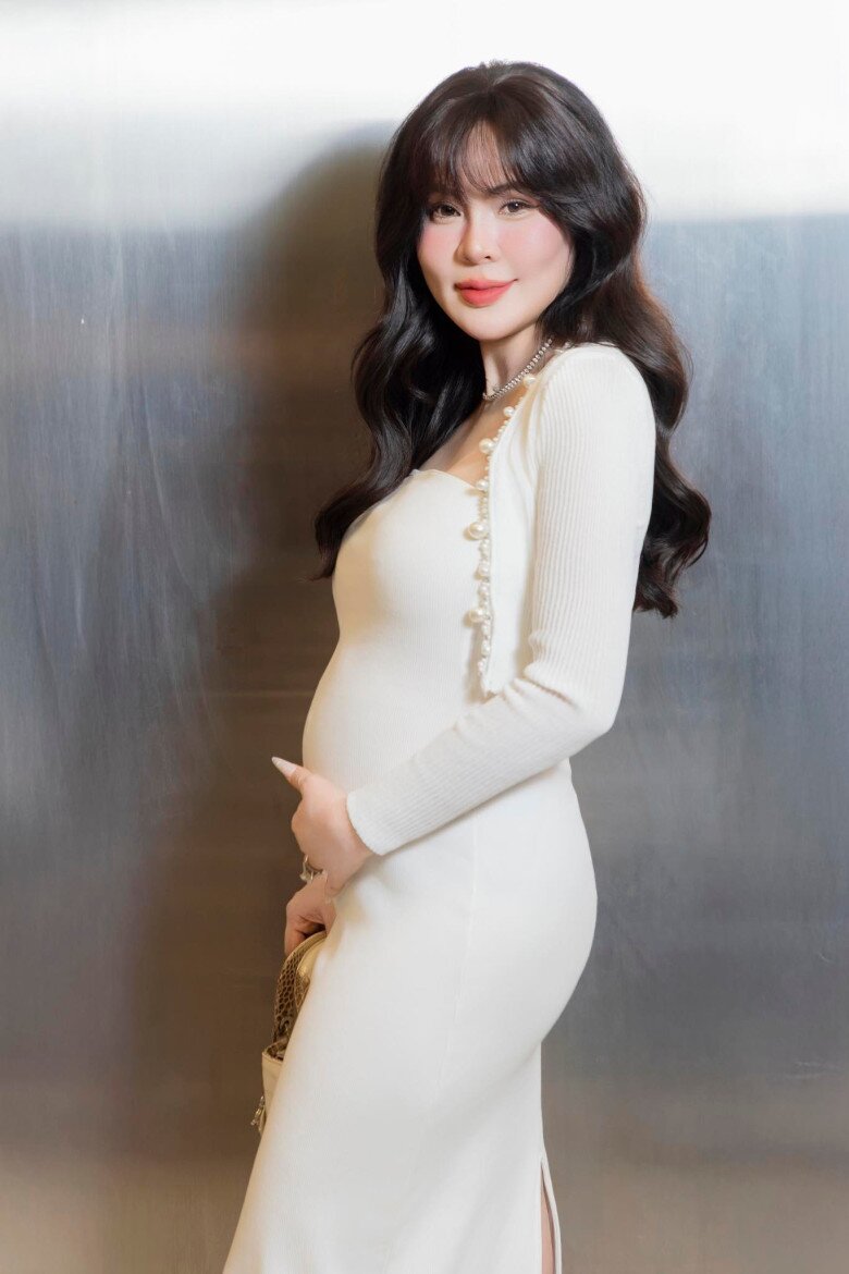 Phương Lê được khen ngợi rạng ngời khi mang bầu lần thứ 4.