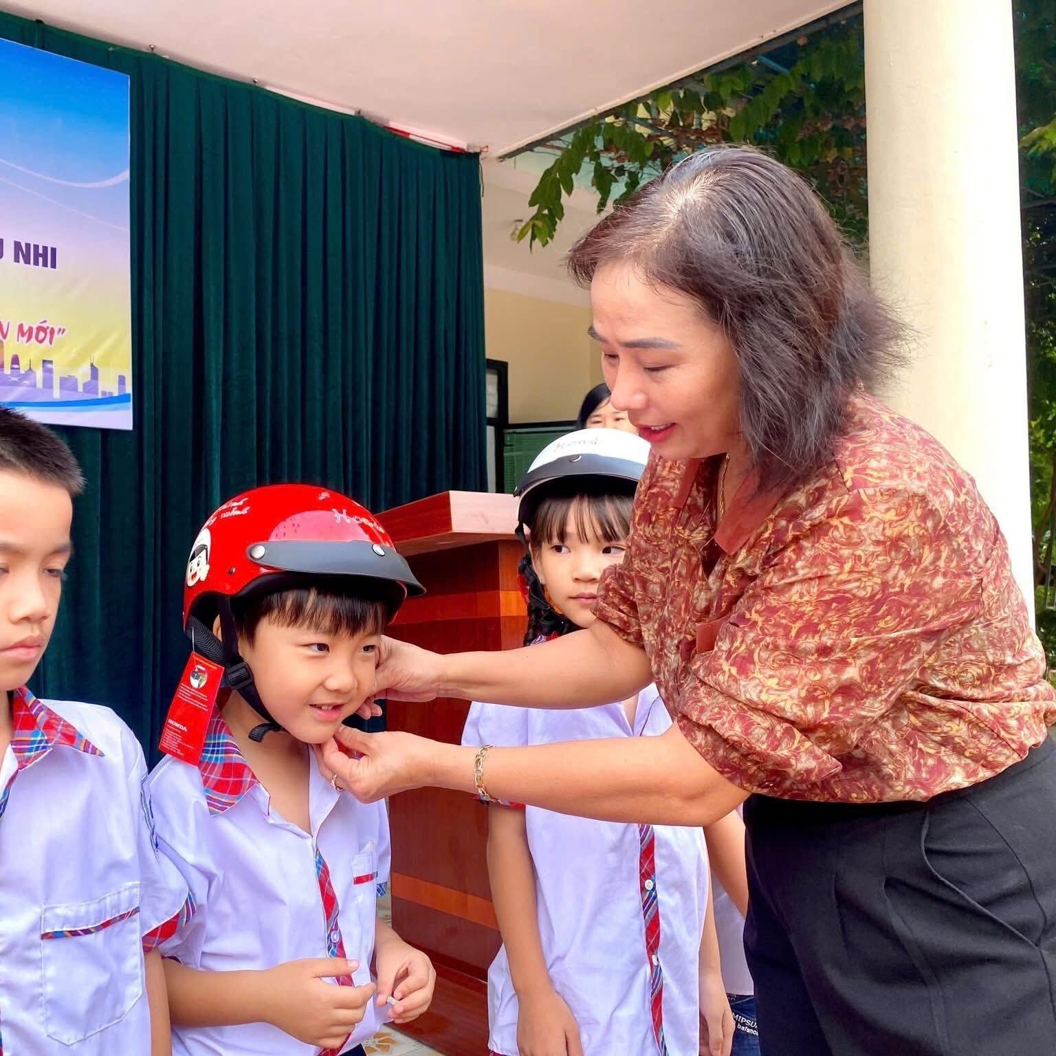 Hình ảnh bé Bo khi đi học lớp 1 tại trường công lập ở quê.