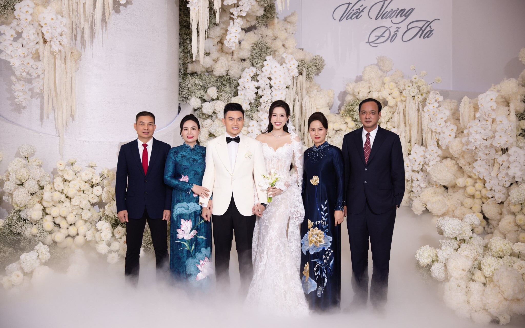 2 nhà thông gia có mặt từ sớm.