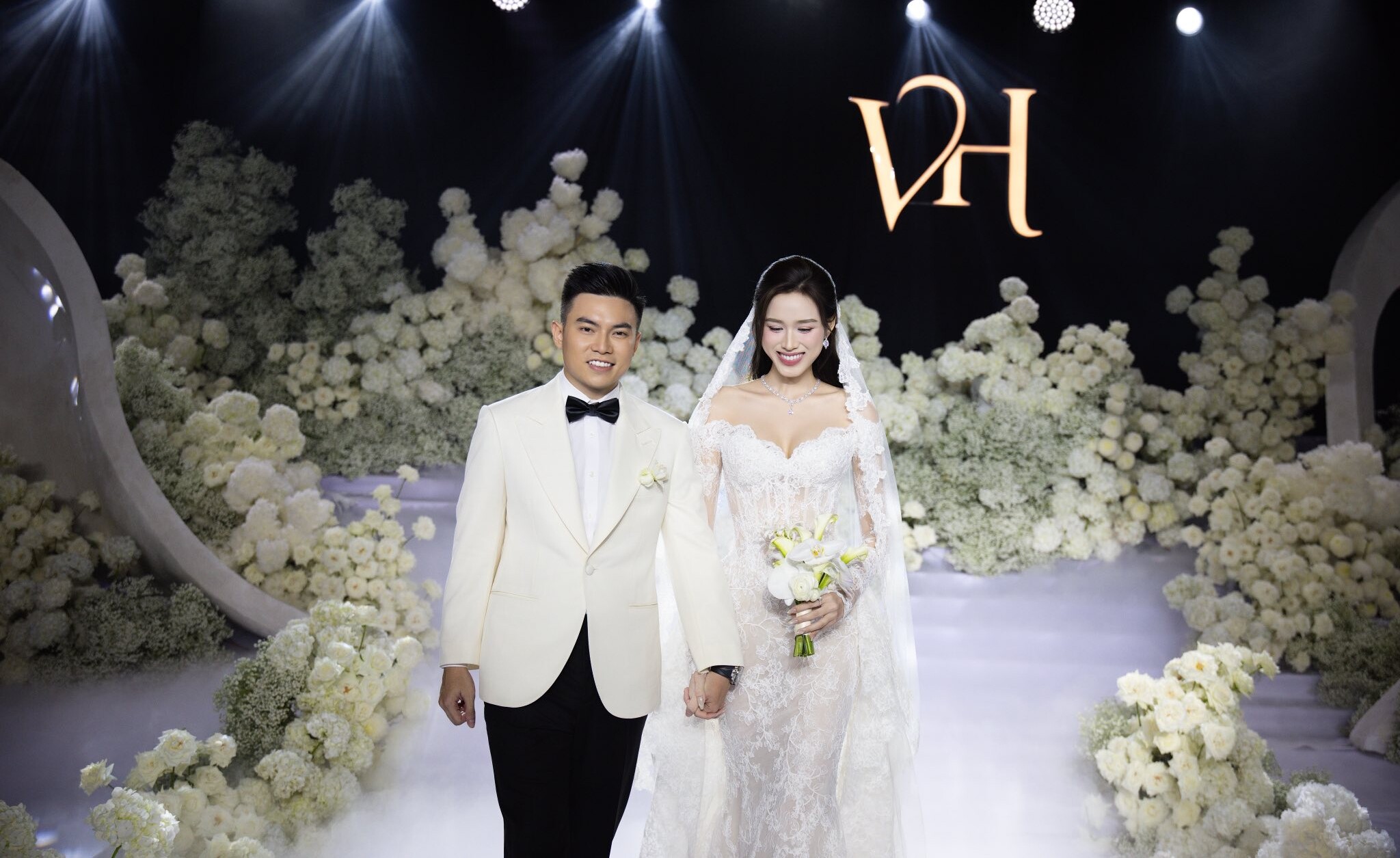 Hôn lễ Đỗ Thị Hà ở Hà Nội: Thiếu gia Viết Vương bật khóc khi nghe vợ hẹn thề, tặng cô dâu đám cưới cổ tích - 3