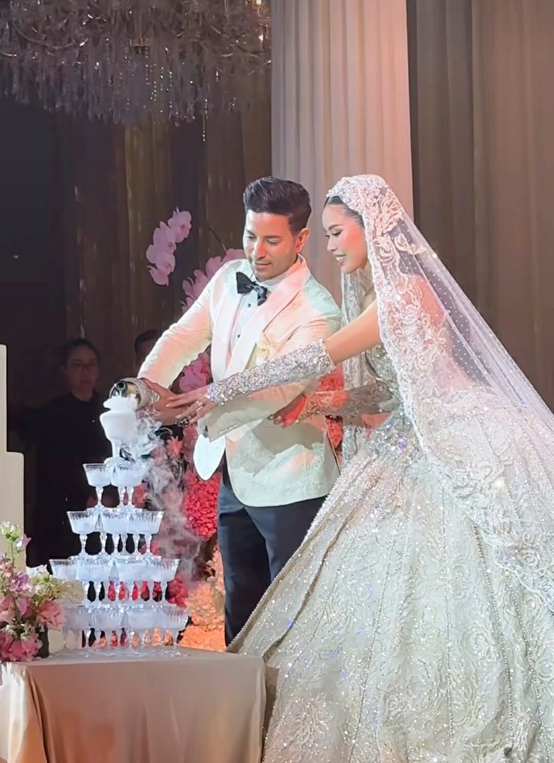 Cô dâu - chú rể thực hiện nghi thức rót rượu mừng.